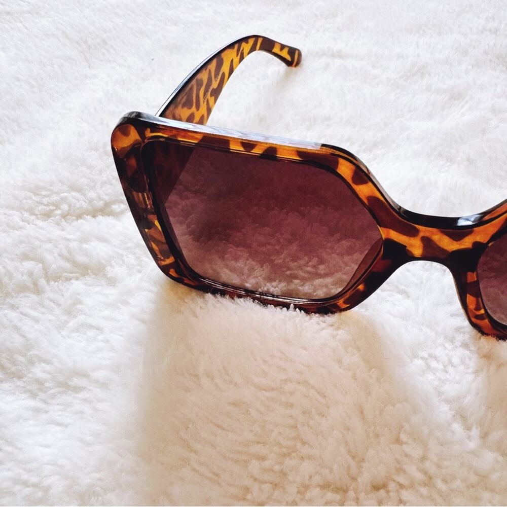 Junia Tortoise Brown Oversized Sunglasses - Picture 3 of 11
